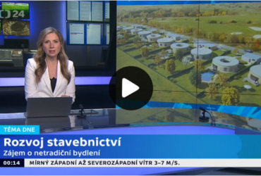 O projektu Develorie, golfových domech Kořenec, mluví v reportáži České televize jako o netradičním bydlení.